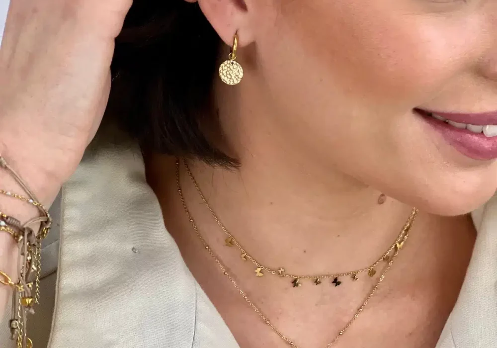Boutique de bijoux à Toulouse : mannequin qui porte des bijoux en acier inoxydable article sur la résistance de l'acier inoxydable Paloma de Bahia