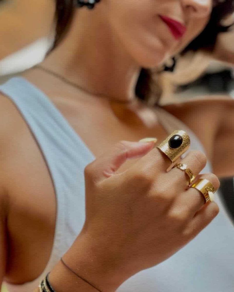 Boutique de bijoux à Toulouse : Mannequin qui porte Bague doré en acier inoxydable et avec une pierre naturelle noir