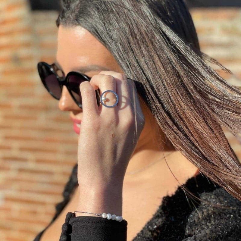 Boutique de bijoux à Toulouse : mannequin qui porte Jonc en acier inoxydable argenté lisse avec ses billes et ses perles nacrées détails